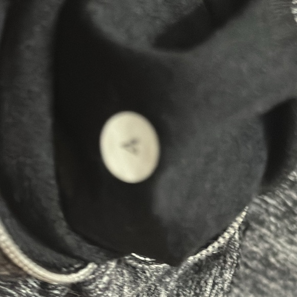 LULULEMON Gray/Black Quarter Zip Top - Picture 9 of 11
